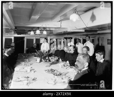 U.S.S. Vermont, Ward room mess, 'X 8' sur négatif., Detroit Publishing Co. No. 021037., Gift ; State Historical Society of Colorado ; 1949, Vermont (navire récepteur), États-Unis., Navy. , Brooklyn Navy Yard (New York, N.Y.) , officiers militaires, américain. , Navires du gouvernement, américain. , Intérieurs. , Mess halls. , États-Unis, New York (State), New York. Banque D'Images