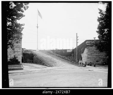 Ascension vers le flagstaff, Fort Monroe, Virginie, titre de veste., '35 H' sur négatif., Detroit Publishing Co. No. 033085., Gift ; State Historical Society of Colorado ; 1949, forts & fortifications. , Flags, américain. , États-Unis, Virginie, Fort Monroe. Banque D'Images