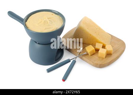 Fondue au fromage fondu savoureux, fourchettes et morceaux isolés sur blanc Banque D'Images