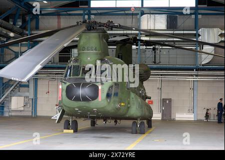 Hélicoptère Chinook Chopper Chinook CH-47 de qualité militaire, garé pour la maintenance à l'intérieur d'un hangar de la base aérienne. Gilze-Rijen, pays-Bas. Gilze-Rijen Vliegbasis Gilze-Rijen Noord-Brabant Nederland Copyright : xGuidoxKoppesxPhotox Banque D'Images