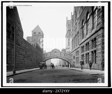 Bridge of Soupirs, Pittsburgh, Pa., transparent en verre correspondant (avec le même code de série) disponible sur vidéodisque cadre 1A-29892., palais de justice du comté d'Allegheny et prison sur le côté droit et gauche du pont., Detroit Publishing co. no. 016358., Gift ; State Historical Society of Colorado ; 1949, Pedestrian Bridge. , Courthouses. , Prisons. , États-Unis, Pennsylvanie, Pittsburgh. Banque D'Images