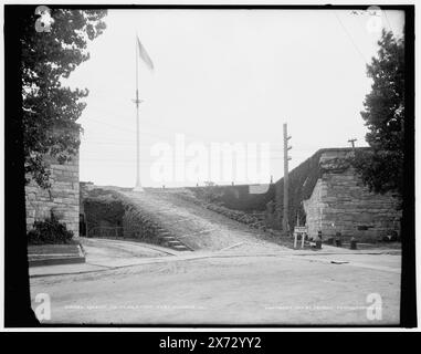 Ascension vers flagstaff, Fort Monroe, Virginie, '35 H' sur négatif., Detroit Publishing Co. No. 016382., Gift ; State Historical Society of Colorado ; 1949, forts & fortifications. , Flags, américain. , États-Unis, Virginie, Fort Monroe. Banque D'Images