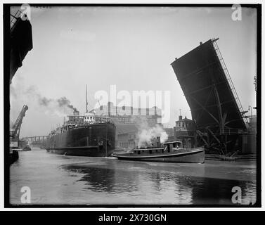 Pere Marquette 18 Passing State Street Bridge, Chicago, Ill., titre de veste., peut-être par Hans Behm., Detroit Publishing Co. No. 034721., Gift ; State Historical Society of Colorado ; 1949, Pere Marquette 18 (cargo), Cargo Ships. , Ponts-levis. , Remorqueurs. , États-Unis, Illinois, Chicago. Banque D'Images