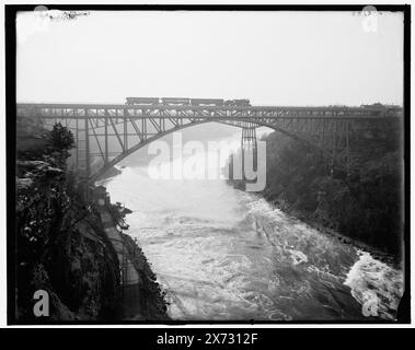 Niagara Falls, N.Y., M.C. et G.T. Ry. Ponts, titre tiré de la veste., Whirlpool Rapids (Grand Trunk Railway) Bridge en premier plan ; Michigan Central cantilever Bridge en arrière-plan., Detroit Publishing Co. No. 036833., Gift ; State Historical Society of Colorado ; 1949, Railroad Bridges. , Rapids. , Canada, Ontario, rivière Niagara. , États-Unis, New York (État), Niagara River. Banque D'Images