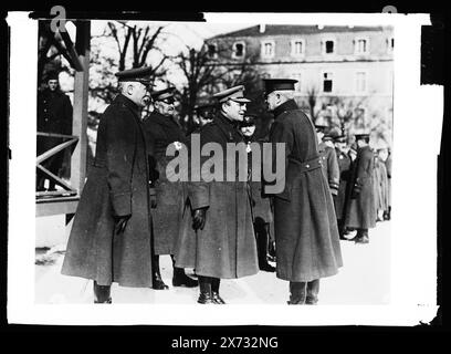 Général Pershing discutant avec des officiers, peut-être pendant la première Guerre mondiale, 1914-1918., Detroit Publishing Co. No. K 1884., Gift ; State Historical Society of Colorado ; 1949, Pershing, John J., (John Joseph), 1860-1948. , Généraux, américain. Banque D'Images