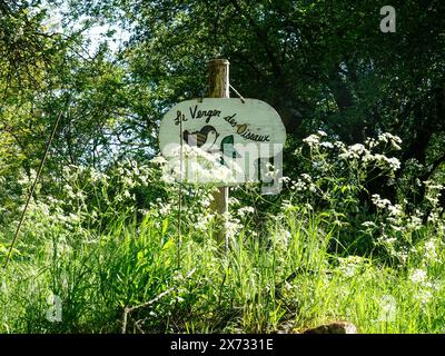 Sign in jardin envahi : les Verger des oiseaux, le verger d'oiseaux, Auvers-sur-Oise, France. Banque D'Images