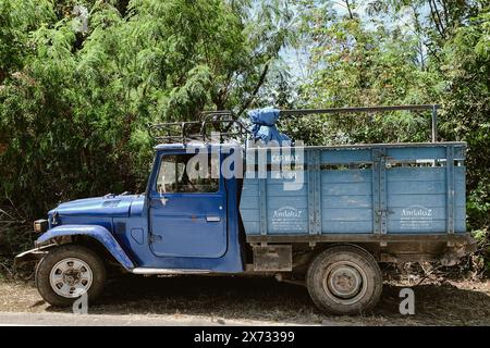 Ancien parking pour camionnettes près de la route de campagne. Banque D'Images