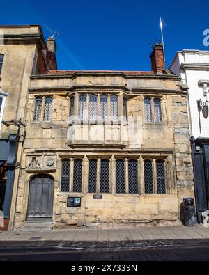 Somerset, Royaume-Uni - 13 septembre 2023 : la façade du 15ème siècle du tribunal de Glastonbury, dans la ville historique de Glastonbury dans le Somerset, Royaume-Uni. Banque D'Images