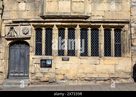 Somerset, Royaume-Uni - 13 septembre 2023 : la façade du 15ème siècle du tribunal de Glastonbury, dans la ville historique de Glastonbury dans le Somerset, Royaume-Uni. Banque D'Images