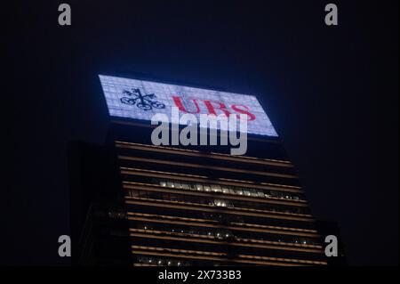 Le logo de la banque multinationale suisse d'investissement et de la société de services financiers UBS Group est visible au sommet d'un bâtiment à Hong Kong. Banque D'Images