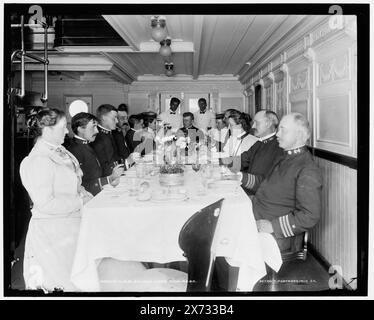 U.S.S. Solace, Ward room mess, attribution à Hart basée sur des négatifs avec des nombres similaires., date basée sur Detroit, catalogue J (1901)., '5' sur négatif., Detroit Publishing Co. No. 020970., Gift ; State Historical Society of Colorado ; 1949, Solace (Hospital ship), Hospital Ships. , Navires du gouvernement, américain. , Mess halls. , Officiers militaires, américain. Banque D'Images