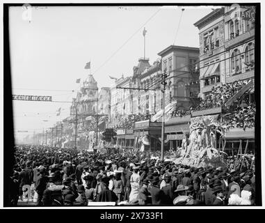 The Rex Pageant, mardi gras Day, Nouvelle-Orléans, La., les images du vidéodisque sont hors séquence ; l'ordre réel de gauche à droite est 1A-07066, 07065., 'G 3773' sur le négatif gauche ; 'G 3771' sur le négatif droit., Detroit Publishing Co. No. 010992., Gift ; State Historical Society of Colorado ; 1949, Pageants. , Foules. , Carnaval. , États-Unis, Louisiane, Nouvelle-Orléans. Banque D'Images