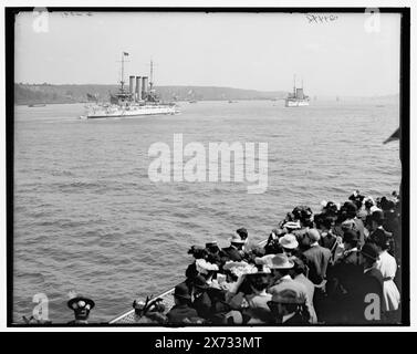 Passant devant l'escadron blanc sur la ligne de jour, Hudson River, New York, titre de la veste., 'G 4091' sur négatif., Detroit Publishing Co. No. 034448., Gift ; State Historical Society of Colorado ; 1949, Squadron of Evolution. , Navires de guerre, américain. , Passagers. , Rivers. , Bateaux à vapeur. , États-Unis, New York (État), Hudson River. Banque D'Images