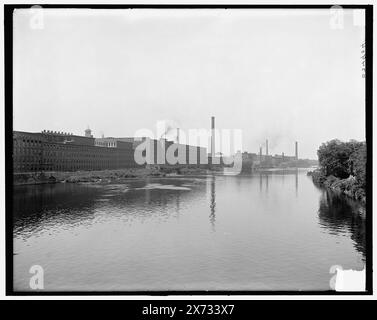 Lowell, Mass., Mills on Merrimack River, titre from jacket., '4228' on Negative., Detroit Publishing Co. No. 034904., Gift ; State Historical Society of Colorado ; 1949, Rivers. , Installations industrielles. , États-Unis, Massachusetts, Lowell. , États-Unis, Massachusetts, Merrimack River. Banque D'Images