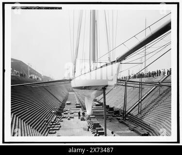 Shamrock III en cale sèche à Erie Basin, 17 août 1903, locale basée sur le négatif D4-21758., Detroit Publishing Co. No. 021759., Brooklyn., cadeau ; State Historical Society of Colorado ; 1949, Shamrock III (Yacht), America's Cup races. , Yachts. , Bateau et industrie navale. , États-Unis, New York (State), New York. Banque D'Images