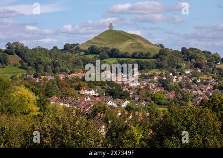 Somerset, Royaume-Uni - 13 septembre 2023 : une vue sur le Tor dans la belle ville de Glastonbury dans le Somerset, Royaume-Uni. Banque D'Images