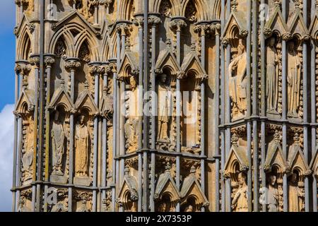 Somerset, Royaume-Uni - 13 septembre 2023 : le magnifique extérieur sculpté de la cathédrale de Wells dans la ville de Wells dans le Somerset, Royaume-Uni. Banque D'Images