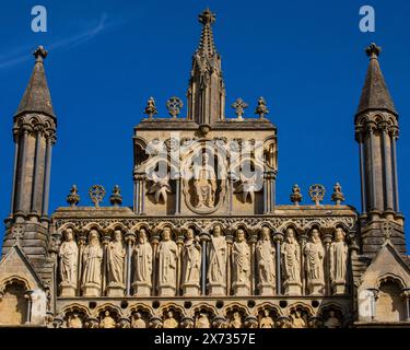 Somerset, Royaume-Uni - 13 septembre 2023 : le pignon magnifiquement sculpté de la cathédrale de Wells dans la ville de Wells dans le Somerset, Royaume-Uni. Les 12 sculptures depi Banque D'Images