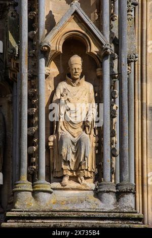 Somerset, Royaume-Uni - 13 septembre 2023 : une sculpture à l'extérieur de la cathédrale historique de Wells à Wells, Somerset, Royaume-Uni. Banque D'Images