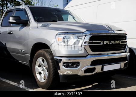 Minsk, Biélorussie, le 17 mai 2024 - pick-up lourd Dodge Ram chrome brillant. Banque D'Images