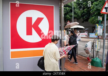 1er mai 2024, Hong Kong, Chine : des piétons passent devant la chaîne de magasins de proximité multinationaux américains, Circle K, à Hong Kong. (Crédit image : © Sebastian Ng/SOPA images via ZUMA Press Wire) USAGE ÉDITORIAL SEULEMENT! Non destiné à UN USAGE commercial ! Banque D'Images