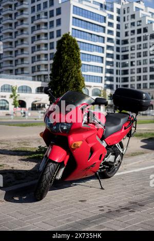 Minsk, Biélorussie, 17 mai 2024 - moto Honda ROUGE garée dans les rues de la ville Banque D'Images