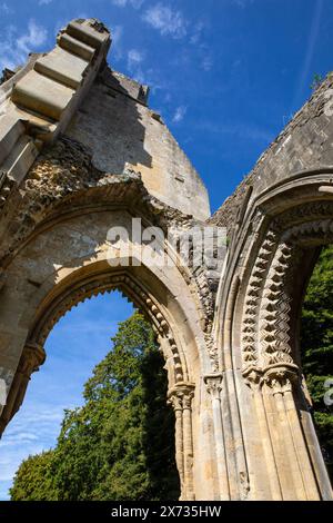 Les ruines de l'abbaye de Glastonbury dans la ville historique de Glastonbury dans le Somerset, Royaume-Uni. Banque D'Images