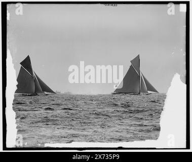 Reliance et Shamrock III manoeuvrant pour le départ, titre de veste., '1479' sur négatif., Detroit Publishing Co. No. 033160., Gift ; State Historical Society of Colorado ; 1949, Reliance (Yacht) , Shamrock III (Yacht) , Yachts. , Régates. , Courses de la Coupe de l'America. Banque D'Images