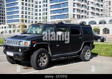 Minsk, Biélorussie, 17 mai 2024 - le puissant Hummer noir H2 stationné dans les rues de la ville Banque D'Images