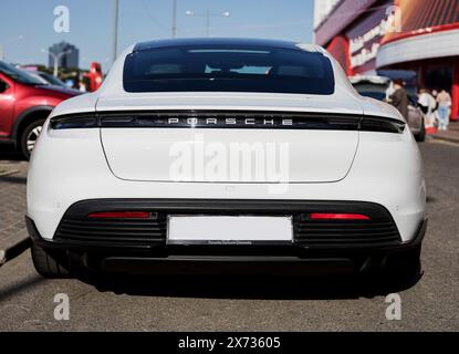 Minsk, Biélorussie, 17 mai 2024 - vue arrière Porsche Taycan couleur blanche dans la ville Banque D'Images