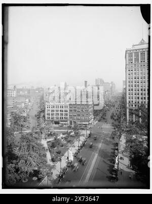 Vue du Madison Theatre et de Woodward Avenue, Detroit, Mich., titre tiré de la veste, Grand Circus Park; 'Fatty Arbuckle' sur le chapiteau de théâtre., peut-être partie d'un panorama ; négatif D41-48 peut être la section droite., No Detroit Publishing Co. no., Gift ; State Historical Society of Colorado ; 1949, Streets. , Cinémas. , Installations commerciales. , Parcs. , États-Unis, Michigan, Detroit. Banque D'Images