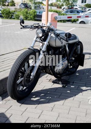 Minsk, Biélorussie, 17 mai 2024 - moto japonaise Modern Yamaha garée dans les rues de la ville Banque D'Images