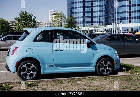 Minsk, Biélorussie, 17 mai 2024 - un véhicule Fiat 500 classique est garé dans la rue Banque D'Images