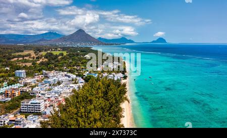 Plage de Flic en Flac avec Piton de la petite rivière Noire Ile Maurice. Belle île Maurice avec magnifique plage de Flic en Flac, vue aérienne de d Banque D'Images