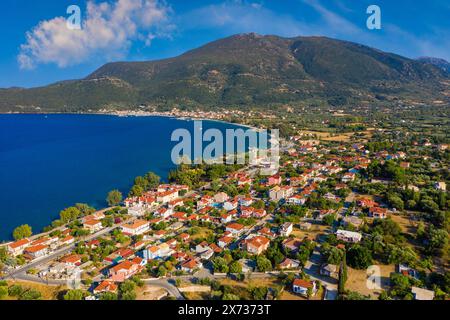 Vue aérienne de la ville de Karavomylos, célèbre pour la grotte du lac Melissani, Kefalonia, Grèce. Banque D'Images