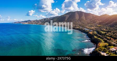 Petit port local avec des bateaux de pêche colorés à Pomos, Chypre. Vue aérienne du port de pêcheurs de Pomos à Chypre. Banque D'Images