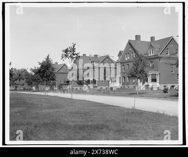 Officer's Row, Fort Ethan Allen, Burlington, Vt., les images du vidéodisque sont hors séquence ; l'ordre réel de gauche à droite est 1A-10058, 10057., négatif de droite cassé et collé sur la deuxième feuille de verre., '3671,' '3672' sur les négatifs de gauche et de droite., Detroit Publishing Co. 015548., Gift ; State Historical Society of Colorado ; 1949, forts & fortifications. , Quartiers des officiers. , États-Unis, Vermont, Fort Ethan Allen Military Reservation. Banque D'Images