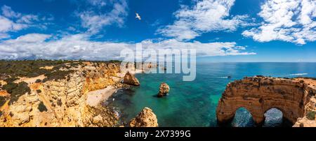 Praia da Marinha, belle plage de Marinha en Algarve, Portugal. Plage de la Marine (Praia da Marinha) avec le vol des mouettes sur la plage, située sur le Atla Banque D'Images
