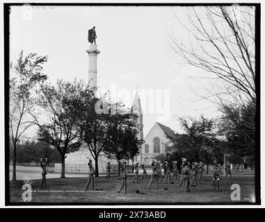 Exercices militaires à Marion Square, Charleston, S.C., Calhoun Monument à gauche, 'G 4146' sur négatif., Detroit Publishing Co. No. 070109., Gift ; State Historical Society of Colorado ; 1949, Military Training. , Plazas. , États-Unis, Caroline du Sud, Charleston. Banque D'Images