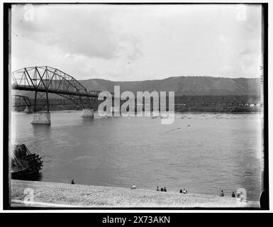 Bridge over the Mississippi, Winona, Minn., les images du vidéodisque sont hors séquence ; l'ordre réel de gauche à droite est 1A-05765, 05764., titre de Detroit, catalogue F (1899)., Detroit Publishing Co. 010011., Gift ; State Historical Society of Colorado ; 1949, Bridges. , Rivers. , États-Unis, Minnesota, Winona. , États-Unis, Mississippi River. Banque D'Images