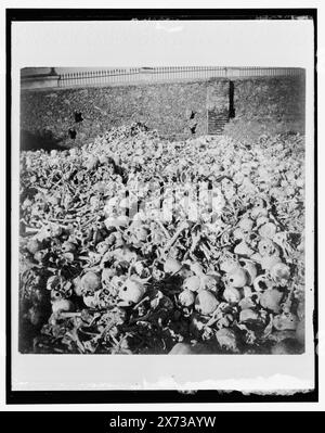 Tas d'os dans le cimetière, Necropolis Cristobal Colon, la Havane, titre de la veste., 'X 1598' sur négatif., Detroit Publishing Co. No. 32435., Gift ; State Historical Society of Colorado ; 1949, cimetières. , Bones. , Cuba, la Havane. Banque D'Images