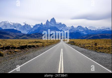 El ChaltÃ n, Patagonien, Argentinien - Wenig befahrene Landstrasse Richtung El ChaltÃ n aufs Fitz Roy Massiv zu. El ChaltÃ n bietet den direktesten Zugang zu den Bergmassiven des Cerro Torre und des Fitz Roy. Der Trekkingort liegt 222 km nördlich von El Calafate, an der Grenze zu Chile. El Chalten Patagonien Argentinien *** El ChaltÃ n, Patagonie, Argentine Une route de campagne avec peu de trafic vers El ChaltÃ n sur le massif de Fitz Roy à El ChaltÃ n offre l'accès le plus direct aux massifs de montagne de Cerro Torre et Fitz Roy la station de trekking est située à 222 km au nord d'El Calafate, sur le th Banque D'Images