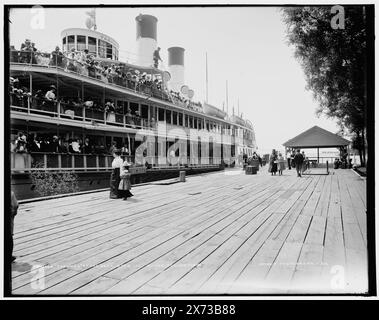 Tashmoo au quai, Star Isl'd. I.e. Island House, tous clair Flats, date Based on Detroit, catalogue J (1901)., Detroit Publishing Co. No. 012264., cadeau ; State Historical Society of Colorado ; 1949, Tashmoo (roue latérale), passagers. , Roues latérales. , Quais et quais. , États-Unis, Michigan, Saint clair Flats. Banque D'Images