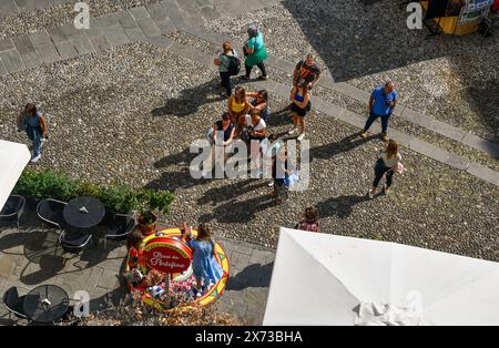 Groupe de touristes s'est aligné pour prendre des selfies sur une plate-forme publicitaire devant le magasin de mode Dolce et Gabbana, Portofino, Gênes, Italie Banque D'Images