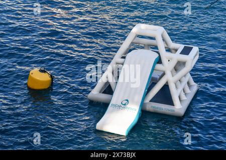 Vue en grand angle d'une toboggan gonflable de luxe, Spinera Professional Aquapark Pirates Tower, ancrée dans Cannon Bay, Portofino, Gênes, Italie Banque D'Images