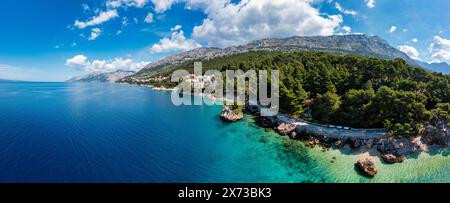 Kamen Brela symbole de la ville de Brela sur la côte adriatique de Dalmatie, Croatie. Kamen Brela, petite île célèbre à Brela, Riviera de Makarska, Dalmatie, Banque D'Images