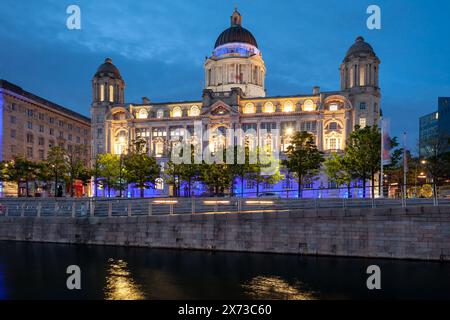 La nuit tombe au bâtiment du Port de Liverpool sur le front de mer de Liverpool. Banque D'Images