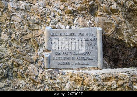 Plaque à la baronne Jeannie Watt von Mumm, qui a sauvé Portofino de la destruction par les nazis pendant la seconde Guerre mondiale, Portofino, Gênes, Ligurie, Italie Banque D'Images