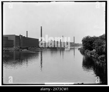 Moulins sur la rivière Merrimack, Lowell, Mass., les images du vidéodisque sont hors séquence ; l'ordre réel de gauche à droite est 1A-10114, 10113., '4229' sur négatif à gauche ; '4230' sur négatif à droite., Detroit Publishing Co. No. 015575., Gift ; State Historical Society of Colorado ; 1949, Industrial Facilities. , Rivers. , États-Unis, Massachusetts, Lowell. , États-Unis, Massachusetts, Merrimack River. Banque D'Images