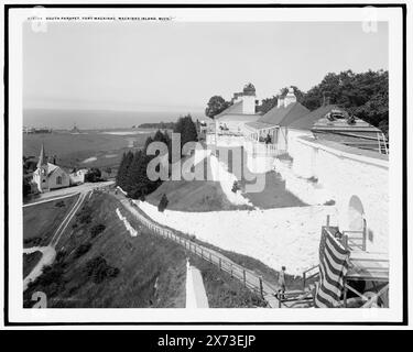 Parapet sud, Fort Mackinac, île Mackinac, Mich., église épiscopale Trinity en bas à gauche, bas de la rampe du port sud de sally., transparent en verre correspondant disponible sur le cadre du vidéodisque 1A-30933. 'G 4435' sur Transparency., Detroit Publishing Co. No. 070704., Gift ; State Historical Society of Colorado ; 1949, forts & fortifications. , États-Unis, Michigan, Mackinac Island. Banque D'Images